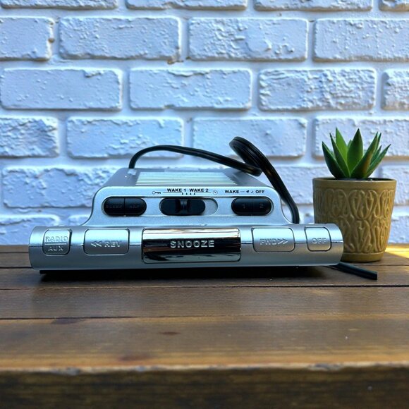 RCA Digital 2 Band AM/FM Alarm Clock/Radio/AUX Model # RP5435C BLUE LED Tested - Picture 2 of 3